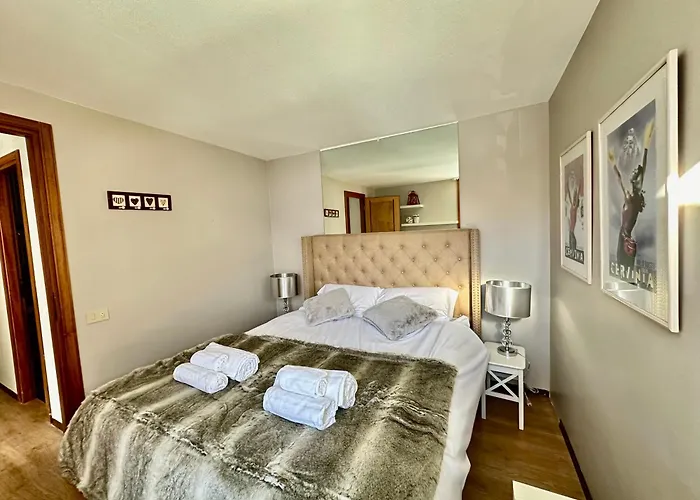 Luxury 4beds Ski-in&out Large! Апартаменти *